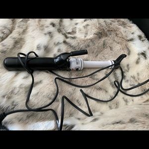 Hot Tools curling iron.